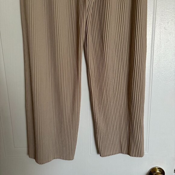 UNIQLO Pleated Straight Pants - Picture 4 of 8